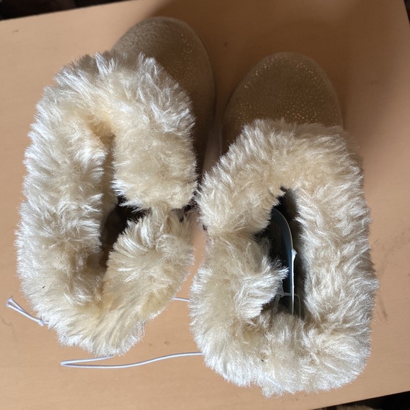 Kids cat & jack fluffy warm and cozy cuddly winter boots tan multiple sizes - Picture 5 of 6